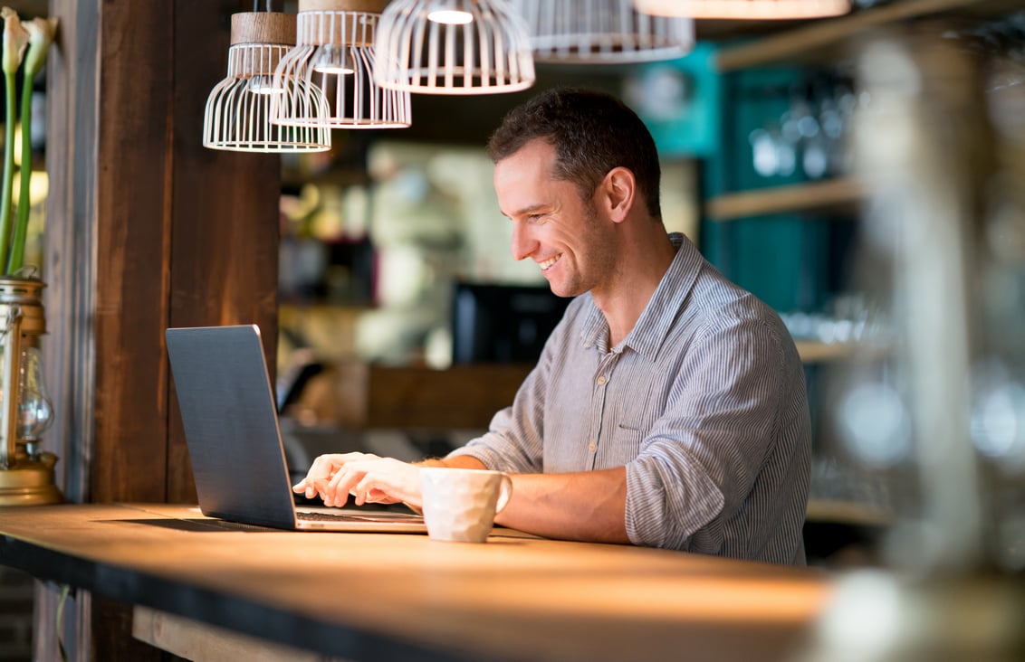 Man working online at a cafe